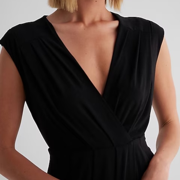 Women's Express Black V Neck Cocktail Dress Size Medium - Picture 4 of 7